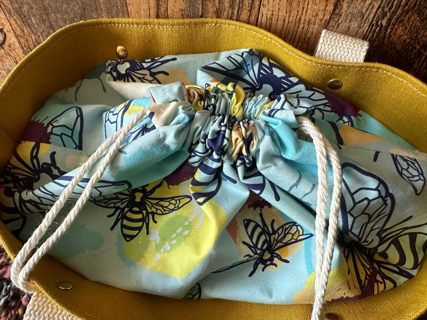Buzzy Bees Medium Firefly Project Bag