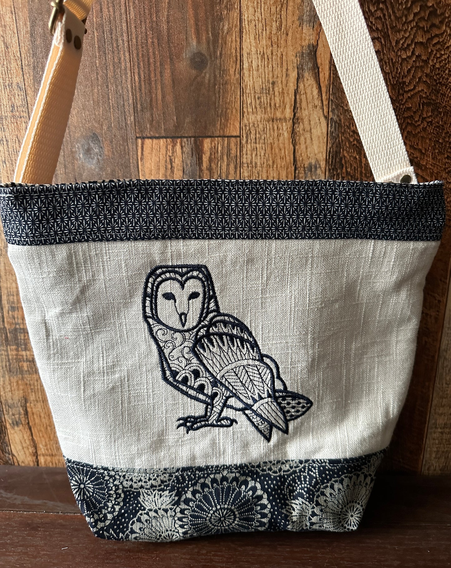 Indigo Linen with Barn Owl Medium Shoulder Bag/Purse