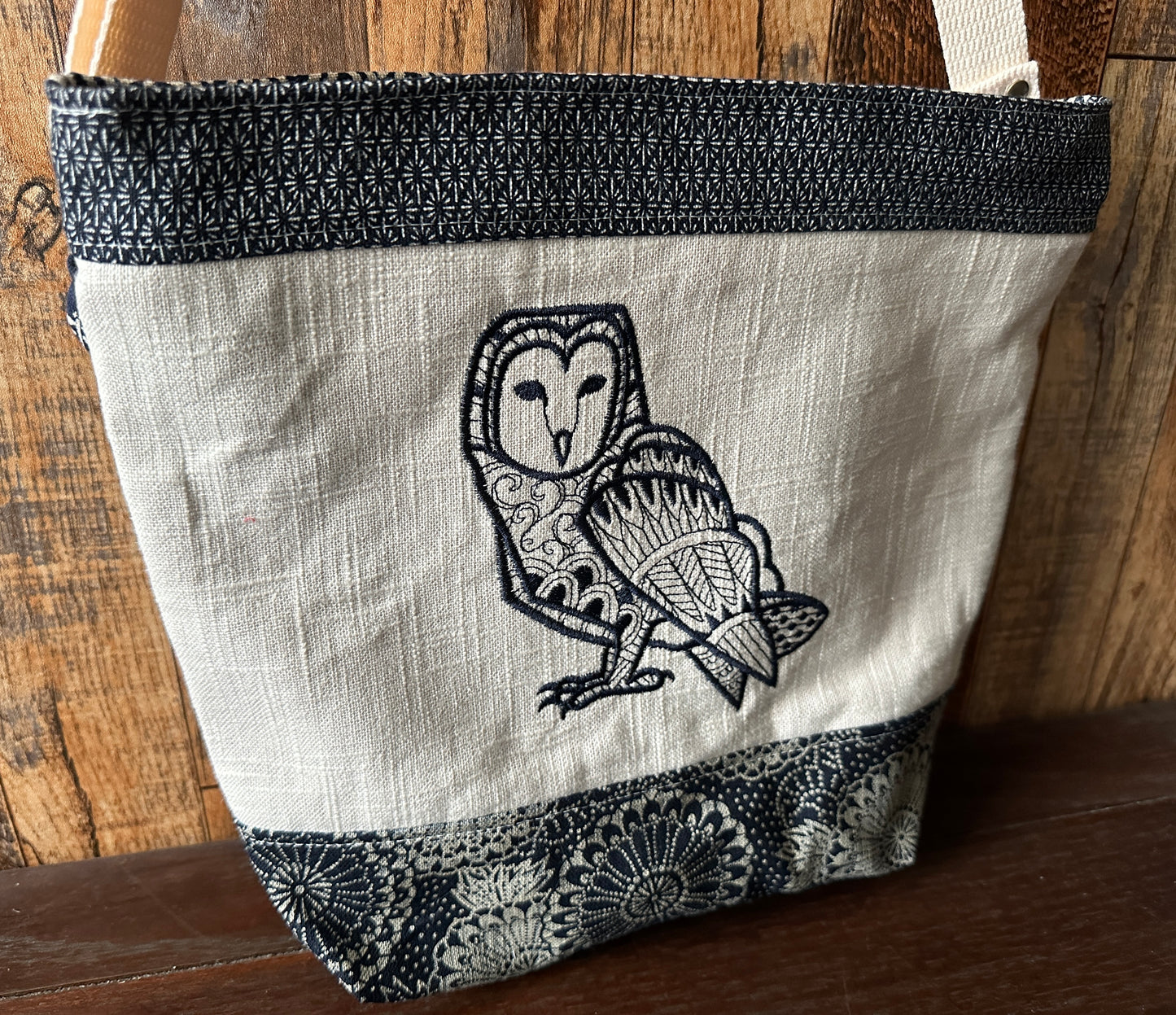 Indigo Linen with Barn Owl Medium Shoulder Bag/Purse